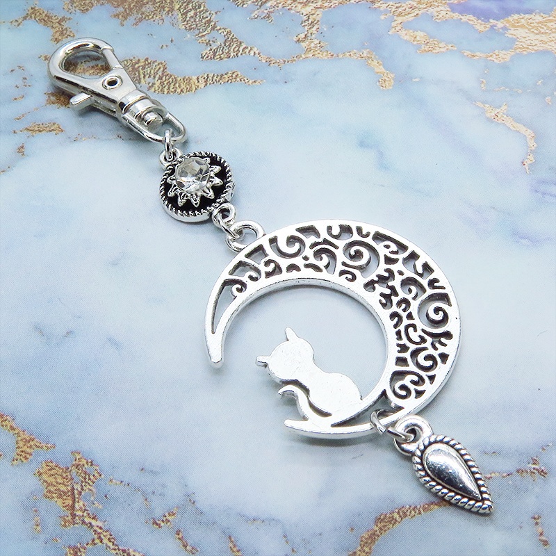 三日月に乗る猫モチーフにティアドロップを組み合わせたチャーム ラインストーン キーホルダー バッグチャーム