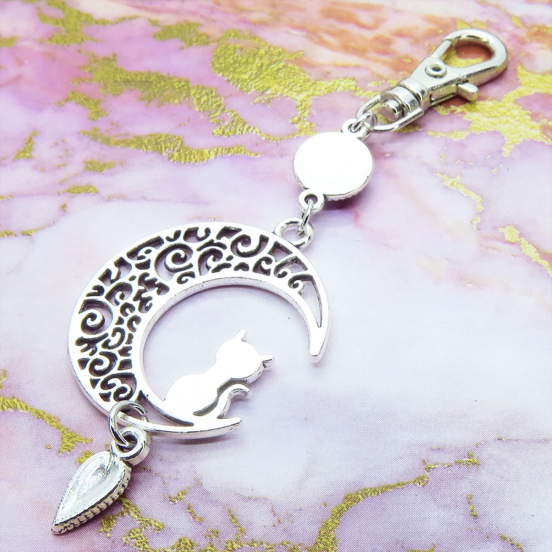 三日月に乗る猫モチーフにティアドロップを組み合わせたチャーム ラインストーン キーホルダー バッグチャーム