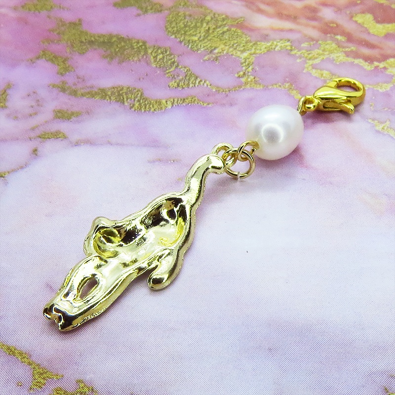 マスクチャーム くつろぎ白猫モチーフと淡水パールのチャーム キーホルダー 白エナメル