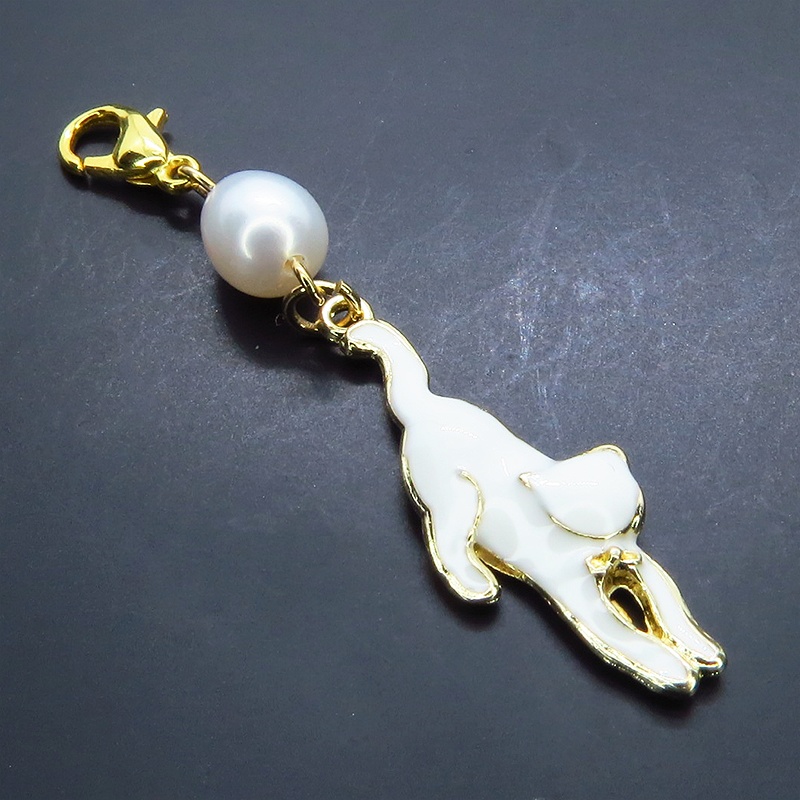 マスクチャーム くつろぎ白猫モチーフと淡水パールのチャーム キーホルダー 白エナメル