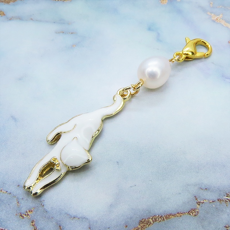マスクチャーム くつろぎ白猫モチーフと淡水パールのチャーム キーホルダー 白エナメル