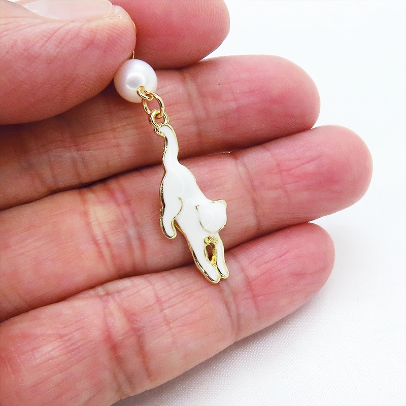 マスクチャーム くつろぎ白猫モチーフと淡水パールのチャーム キーホルダー 白エナメル