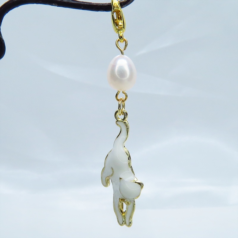 マスクチャーム くつろぎ白猫モチーフと淡水パールのチャーム キーホルダー 白エナメル