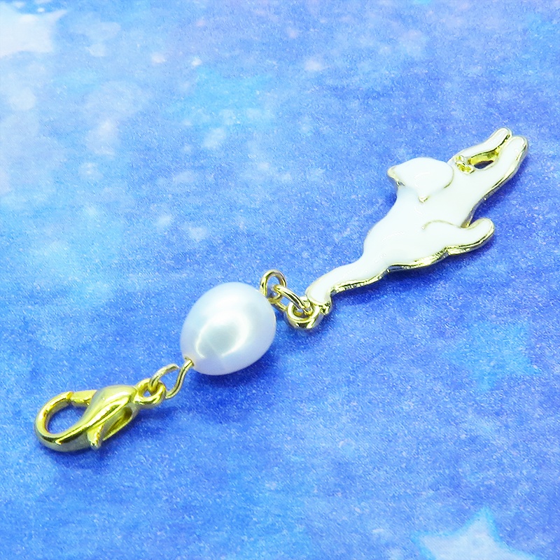 マスクチャーム くつろぎ白猫モチーフと淡水パールのチャーム キーホルダー 白エナメル