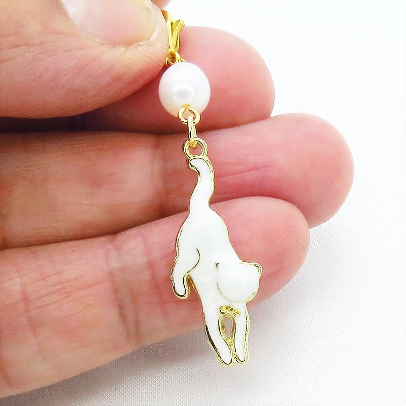 マスクチャーム くつろぎ白猫モチーフと淡水パールのチャーム キーホルダー 白エナメル