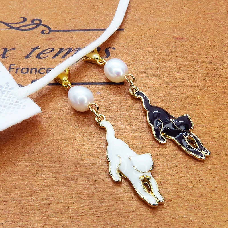 マスクチャーム くつろぎ黒猫モチーフと淡水パールのチャーム キーホルダー 黒エナメル