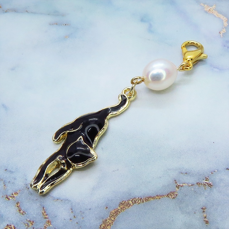 マスクチャーム くつろぎ黒猫モチーフと淡水パールのチャーム キーホルダー 黒エナメル