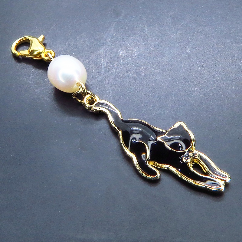 マスクチャーム くつろぎ黒猫モチーフと淡水パールのチャーム キーホルダー 黒エナメル