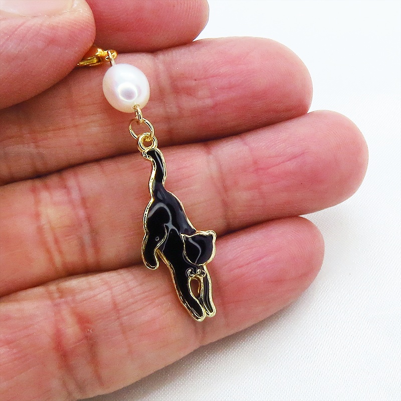 マスクチャーム くつろぎ黒猫モチーフと淡水パールのチャーム キーホルダー 黒エナメル