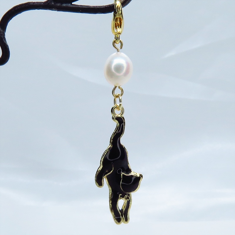 マスクチャーム くつろぎ黒猫モチーフと淡水パールのチャーム キーホルダー 黒エナメル