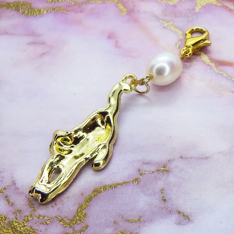 マスクチャーム くつろぎ黒猫モチーフと淡水パールのチャーム キーホルダー 黒エナメル