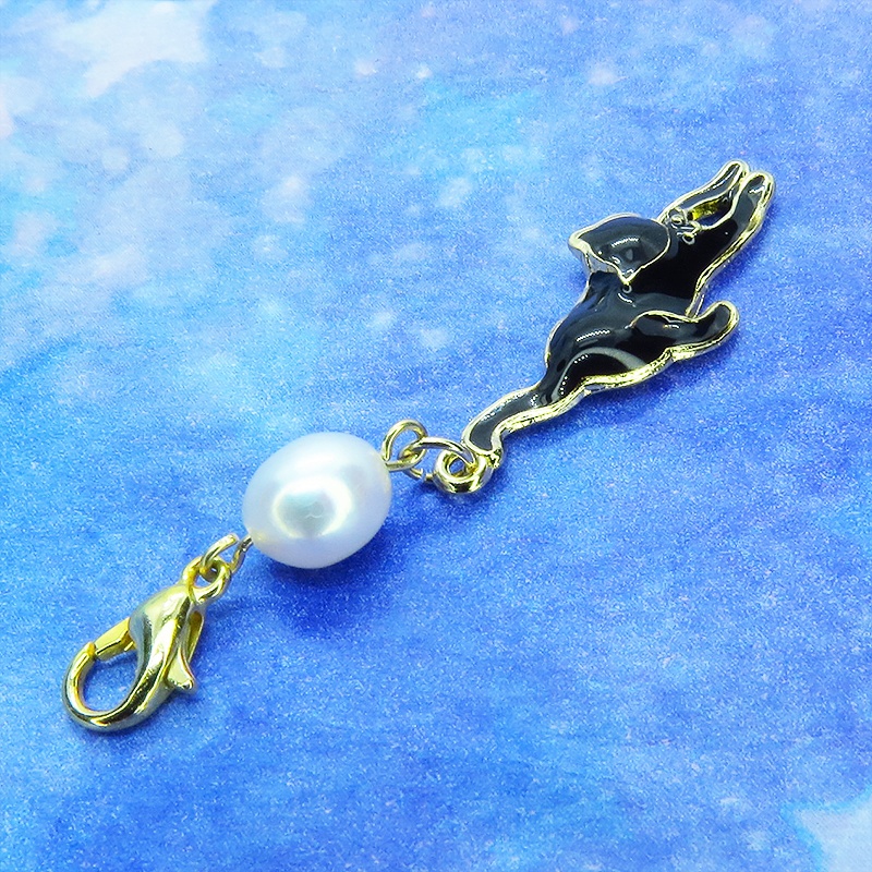 マスクチャーム くつろぎ黒猫モチーフと淡水パールのチャーム キーホルダー 黒エナメル