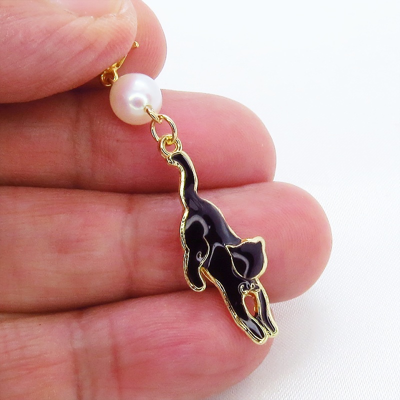 マスクチャーム くつろぎ黒猫モチーフと淡水パールのチャーム キーホルダー 黒エナメル