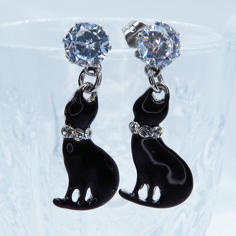 リボンのついたキラキラ輝く可愛い黒猫とキュービックジルコニアのコンパクトなスタッドピアス ステンレス アレルギー対応