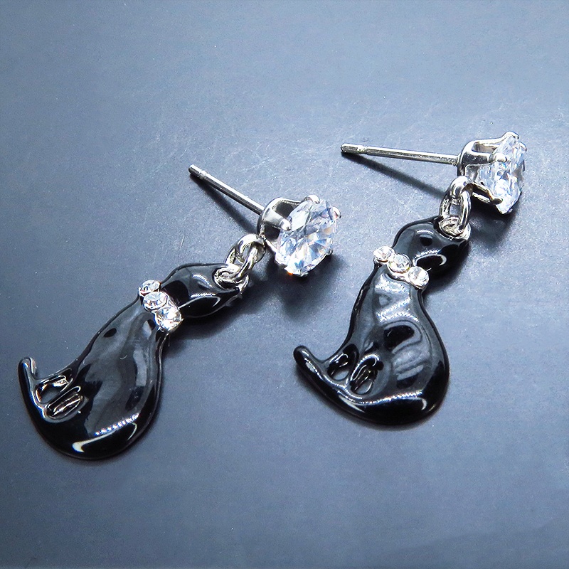 リボンのついたキラキラ輝く可愛い黒猫とキュービックジルコニアのコンパクトなスタッドピアス ステンレス アレルギー対応