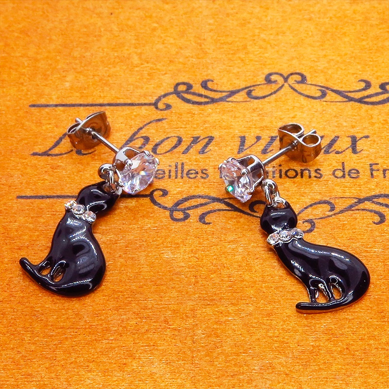 リボンのついたキラキラ輝く可愛い黒猫とキュービックジルコニアのコンパクトなスタッドピアス ステンレス アレルギー対応