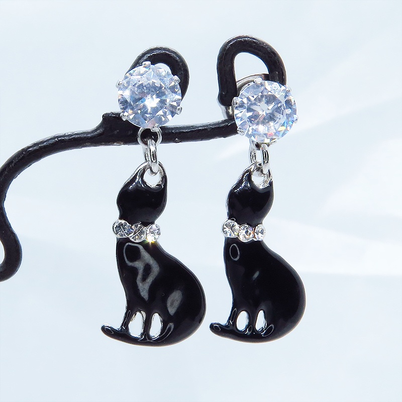 リボンのついたキラキラ輝く可愛い黒猫とキュービックジルコニアのコンパクトなスタッドピアス ステンレス アレルギー対応