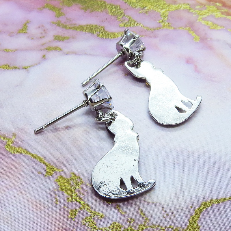 リボンのついたキラキラ輝く可愛い黒猫とキュービックジルコニアのコンパクトなスタッドピアス ステンレス アレルギー対応