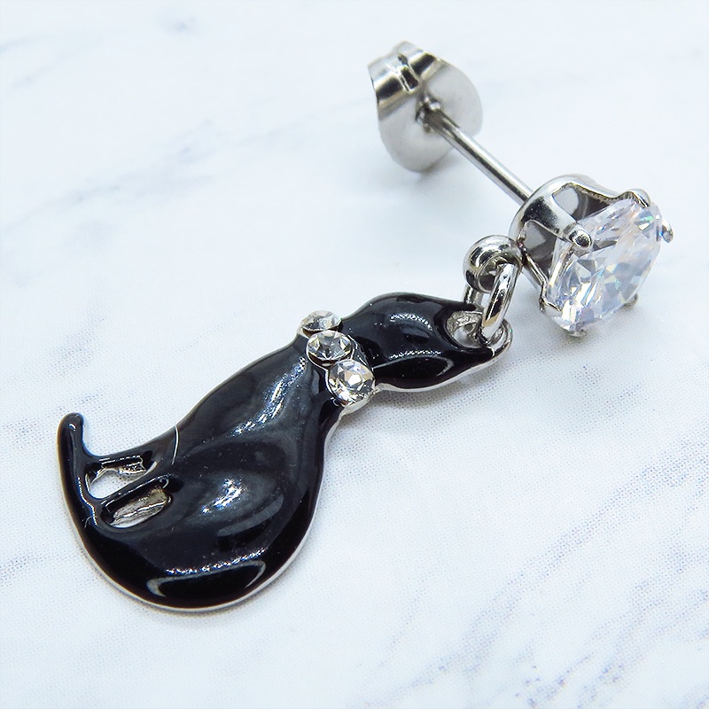 リボンのついたキラキラ輝く可愛い黒猫とキュービックジルコニアのコンパクトなスタッドピアス ステンレス アレルギー対応