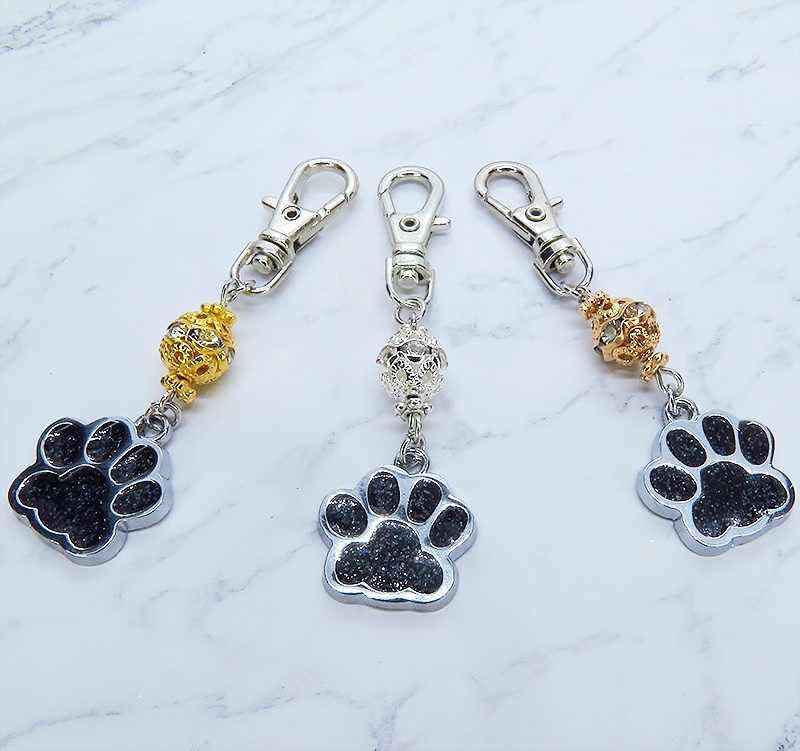 肉球とメタルビーズ(3種)を組み合わせた可愛いチャームのキーホルダー バッグチャーム マスクチャーム 猫 犬