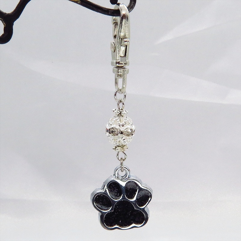 肉球とメタルビーズ(3種)を組み合わせた可愛いチャームのキーホルダー バッグチャーム マスクチャーム 猫 犬