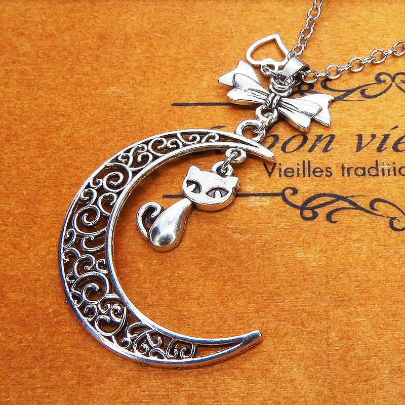 アンティークシルバーの猫と透かし三日月の大人可愛いネックレス ムーンネックレス リボン ハート 銀古美