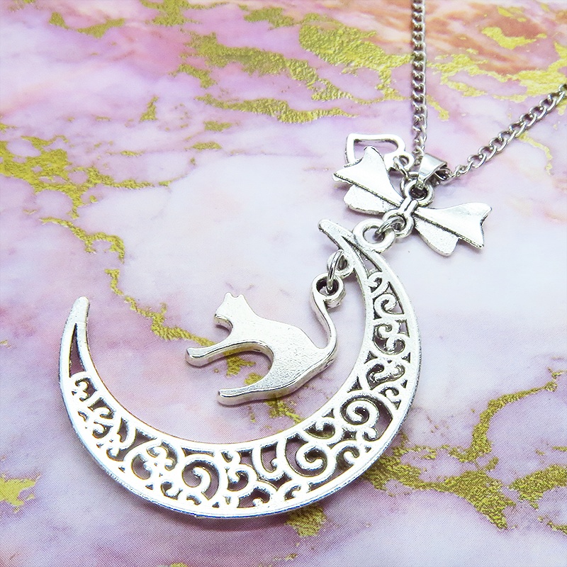 アンティークシルバーの跳ね猫と透かし三日月の大人可愛いネックレス ムーンネックレス リボン ハート 銀古美