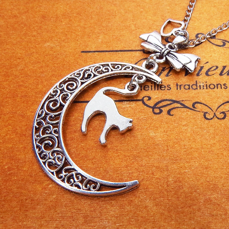 アンティークシルバーの跳ね猫と透かし三日月の大人可愛いネックレス ムーンネックレス リボン ハート 銀古美