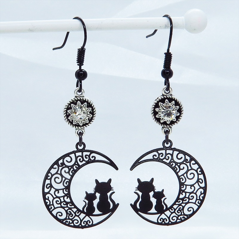 アラベスク調の透かし模様の三日月と親子猫のシルエットモチーフとラインストーンのゴシック調ブラックピアス イヤリング