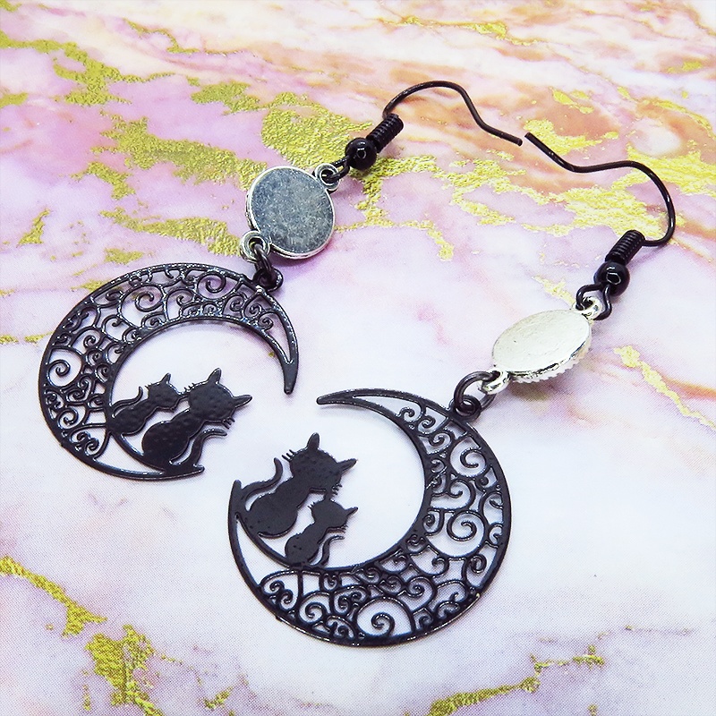 アラベスク調の透かし模様の三日月と親子猫のシルエットモチーフとラインストーンのゴシック調ブラックピアス イヤリング