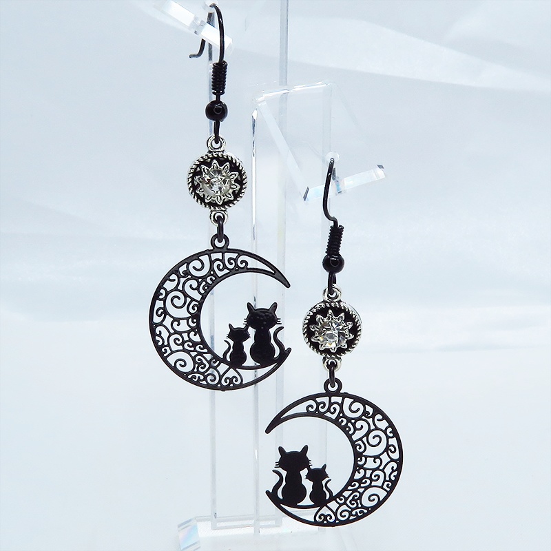 アラベスク調の透かし模様の三日月と親子猫のシルエットモチーフとラインストーンのゴシック調ブラックピアス イヤリング