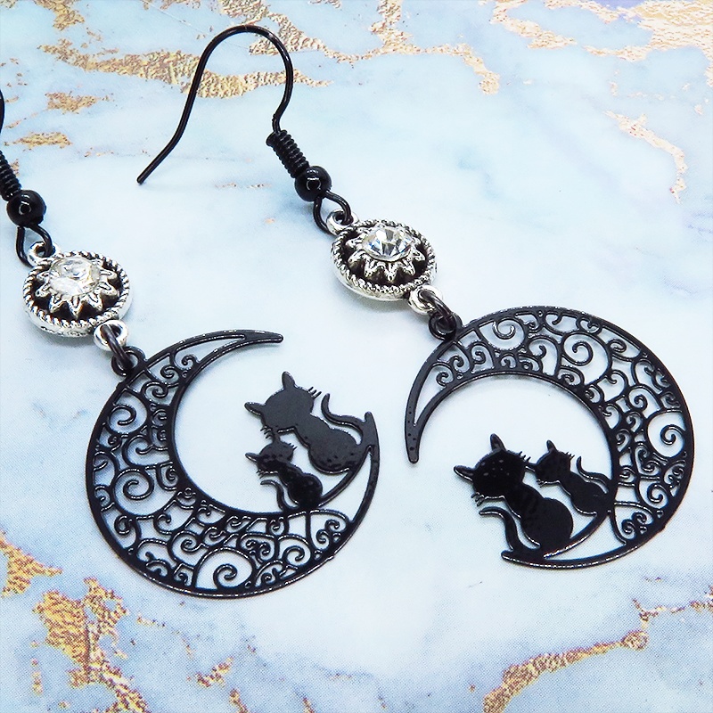 アラベスク調の透かし模様の三日月と親子猫のシルエットモチーフとラインストーンのゴシック調ブラックピアス イヤリング