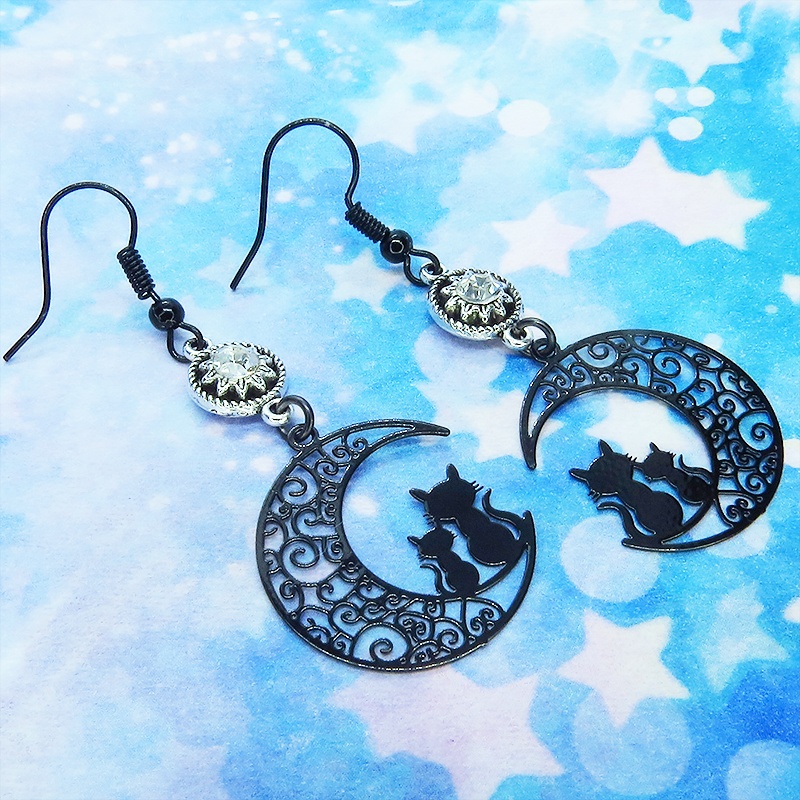 アラベスク調の透かし模様の三日月と親子猫のシルエットモチーフとラインストーンのゴシック調ブラックピアス イヤリング