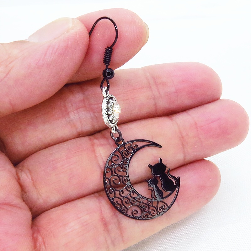 アラベスク調の透かし模様の三日月と親子猫のシルエットモチーフとラインストーンのゴシック調ブラックピアス イヤリング