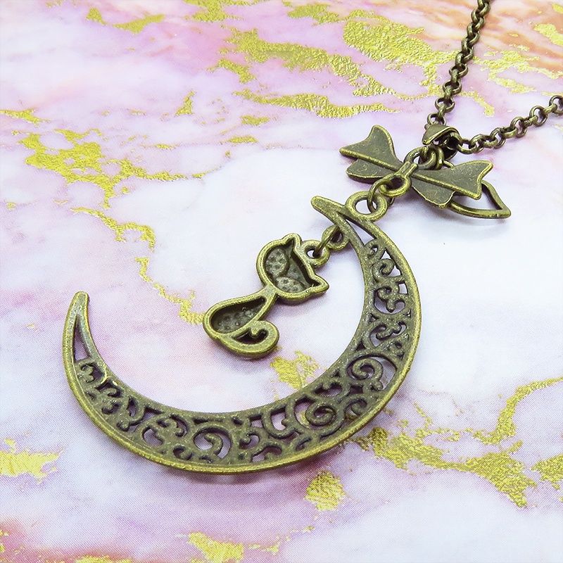 アンティークカラーの猫と透かし三日月の大人可愛いネックレス ムーンネックレス リボン ハート 金古美色