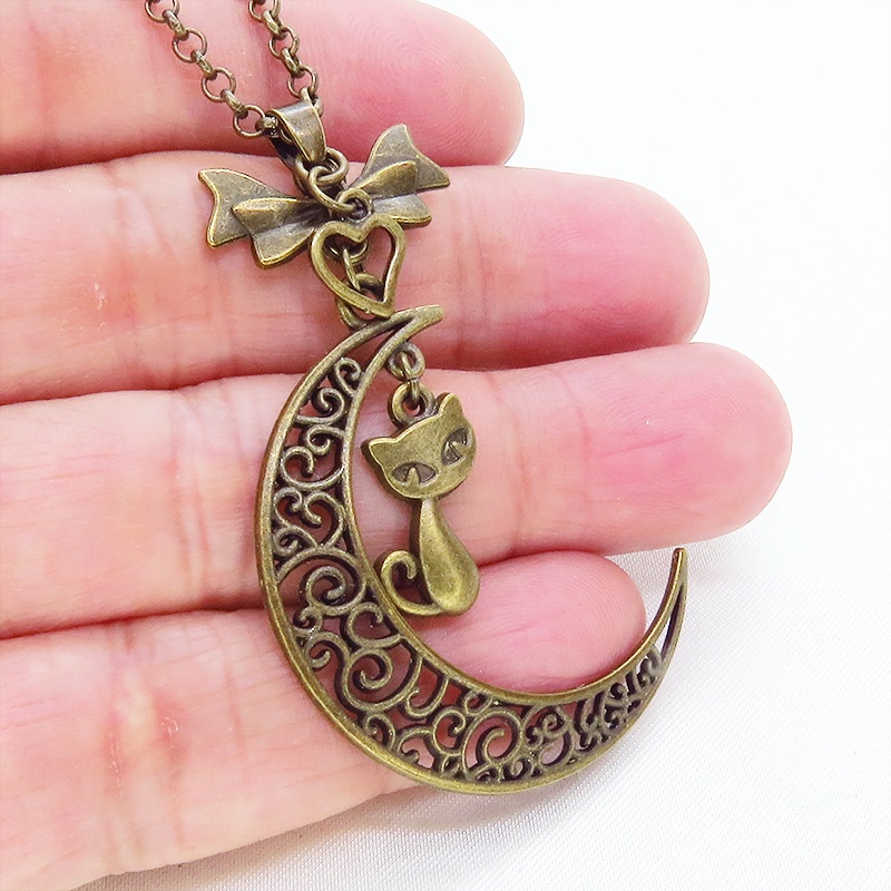 アンティークカラーの猫と透かし三日月の大人可愛いネックレス ムーンネックレス リボン ハート 金古美色