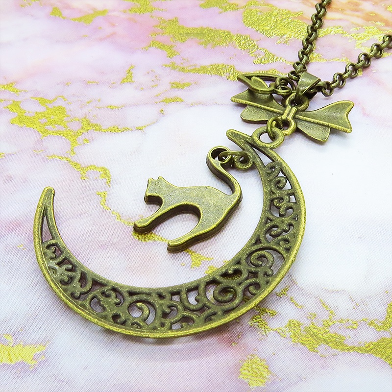 アンティークカラーの跳ね猫と透かし三日月の大人可愛いネックレス ムーンネックレス リボン ハート 金古美色