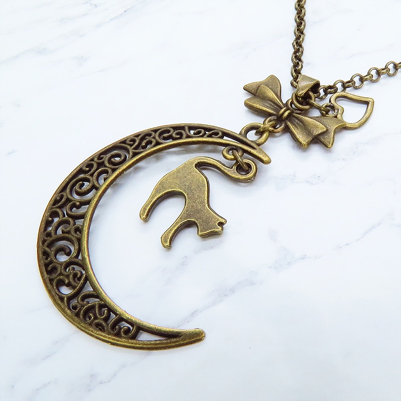 アンティークカラーの跳ね猫と透かし三日月の大人可愛いネックレス ムーンネックレス リボン ハート 金古美色