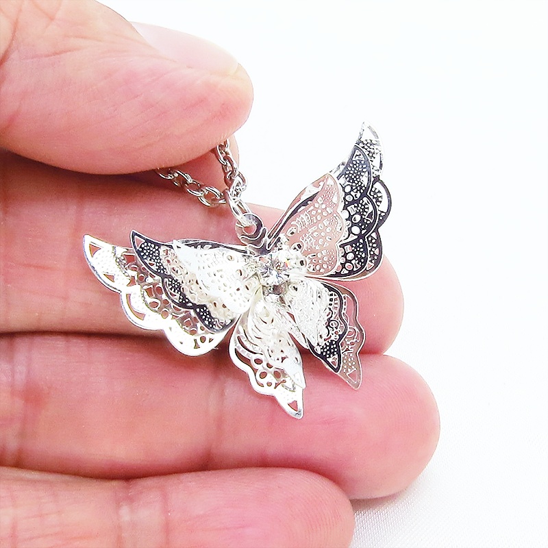 シルバーカラー バタフライ ペンダント ネックレス 繊細なつくりで立体的に表現された蝶 立体 ラインストーン 長さ調整可