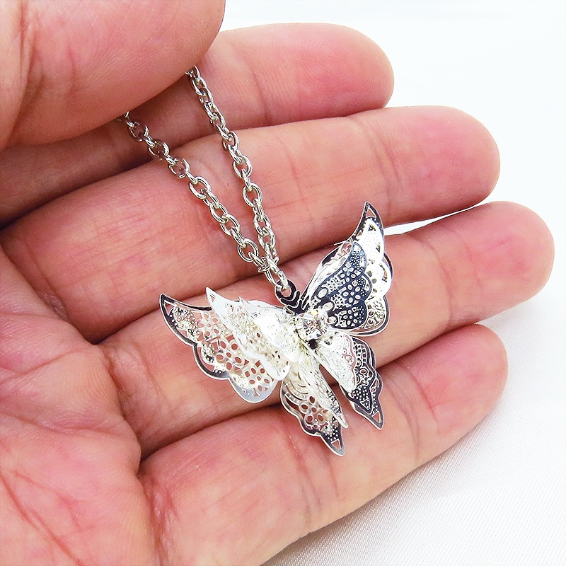 シルバーカラー バタフライ ペンダント ネックレス 繊細なつくりで立体的に表現された蝶 立体 ラインストーン 長さ調整可