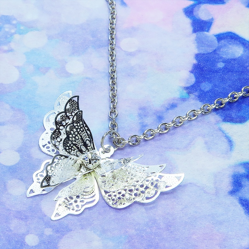 シルバーカラー バタフライ ペンダント ネックレス 繊細なつくりで立体的に表現された蝶 立体 ラインストーン 長さ調整可