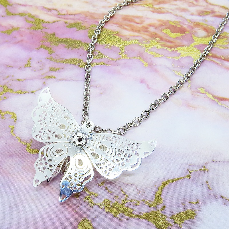 シルバーカラー バタフライ ペンダント ネックレス 繊細なつくりで立体的に表現された蝶 立体 ラインストーン 長さ調整可