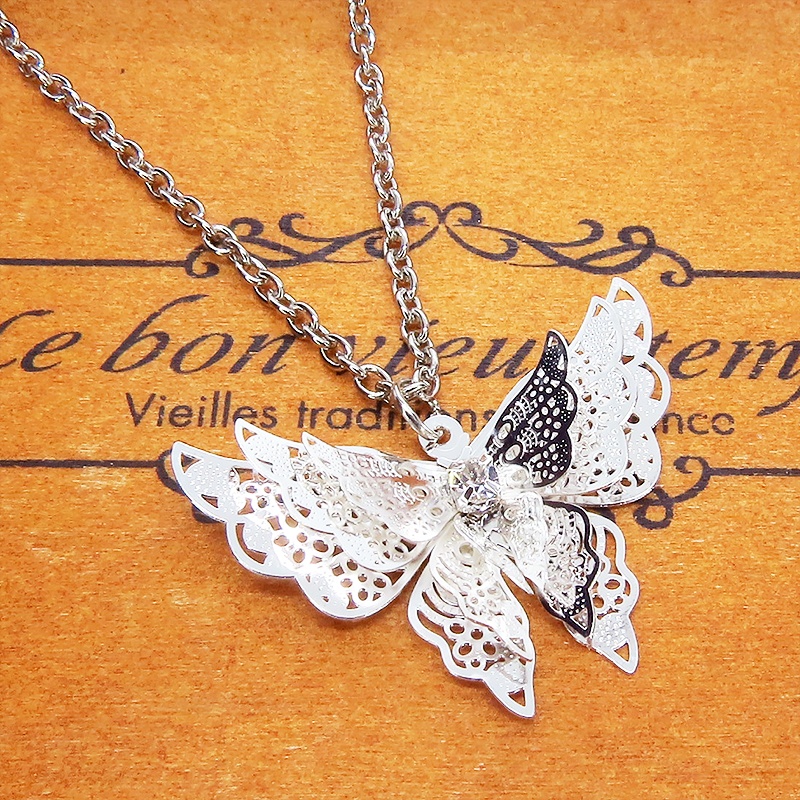 シルバーカラー バタフライ ペンダント ネックレス 繊細なつくりで立体的に表現された蝶 立体 ラインストーン 長さ調整可