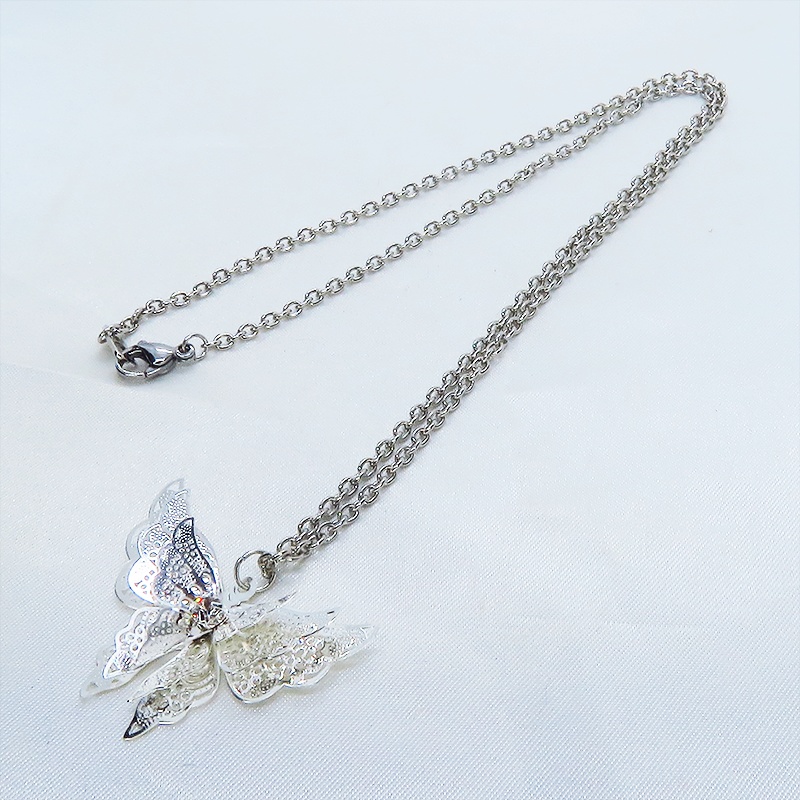 シルバーカラー バタフライ ペンダント ネックレス 繊細なつくりで立体的に表現された蝶 立体 ラインストーン 長さ調整可