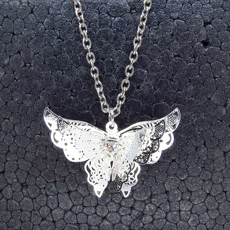 シルバーカラー バタフライ ペンダント ネックレス 繊細なつくりで立体的に表現された蝶 立体 ラインストーン 長さ調整可