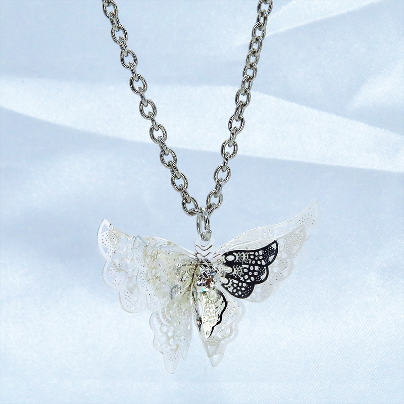 シルバーカラー バタフライ ペンダント ネックレス 繊細なつくりで立体的に表現された蝶 立体 ラインストーン 長さ調整可
