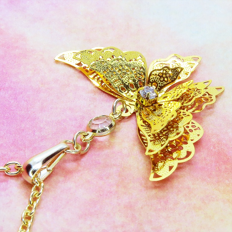 ゴールドカラー 繊細なつくりで立体的に表現された蝶のネックレス バタフライ 立体 ラインストーン 3D 可愛い 長さ調整可 ステンレス可