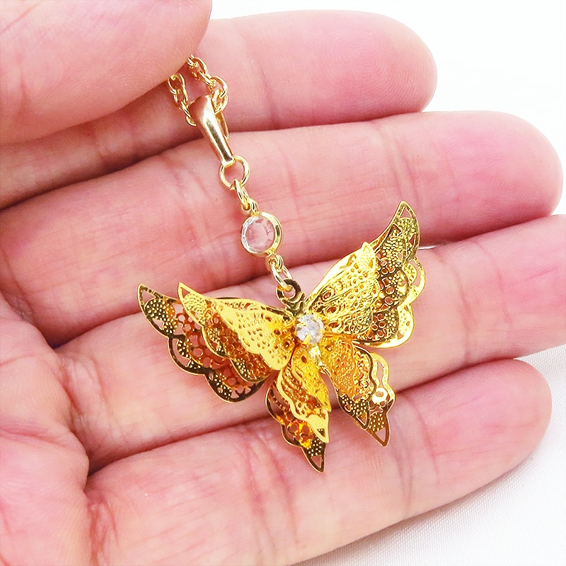 ゴールドカラー 繊細なつくりで立体的に表現された蝶のネックレス バタフライ 立体 ラインストーン 3D 可愛い 長さ調整可 ステンレス可