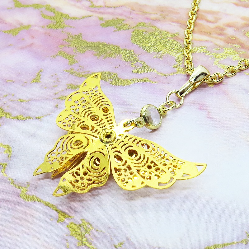 ゴールドカラー 繊細なつくりで立体的に表現された蝶のネックレス バタフライ 立体 ラインストーン 3D 可愛い 長さ調整可 ステンレス可