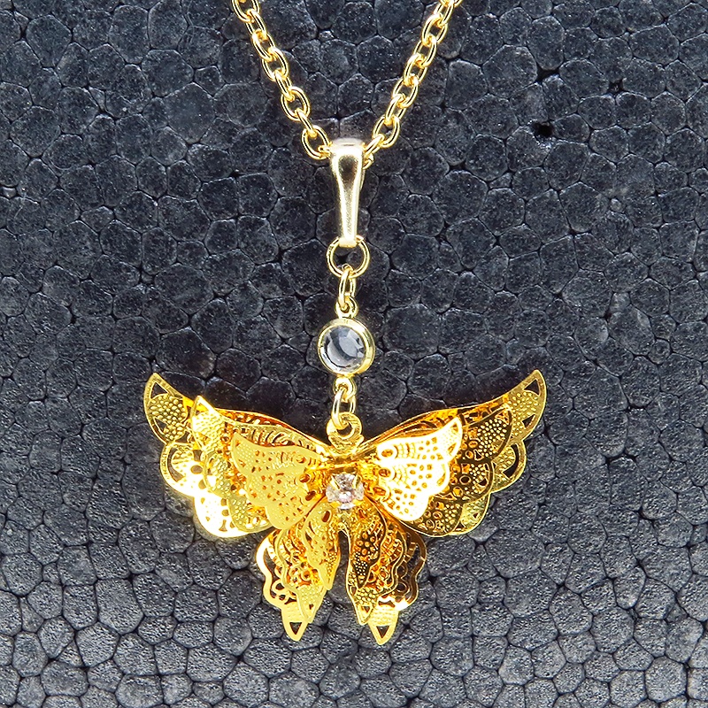 ゴールドカラー 繊細なつくりで立体的に表現された蝶のネックレス バタフライ 立体 ラインストーン 3D 可愛い 長さ調整可 ステンレス可